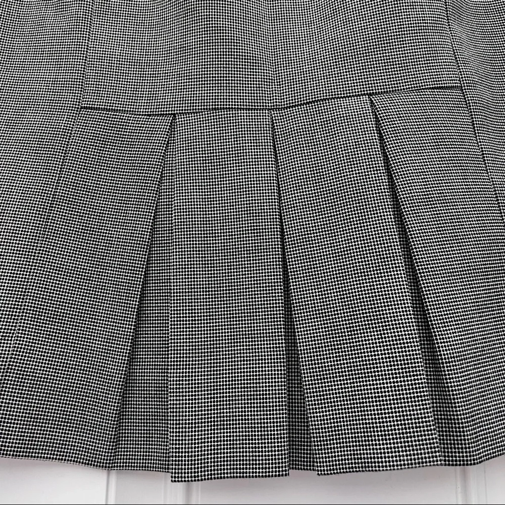 White House Black Market micro check skirt fully lined. Pleated in back.Size 6